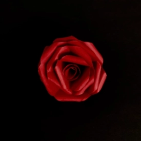 Rose en papier rouge